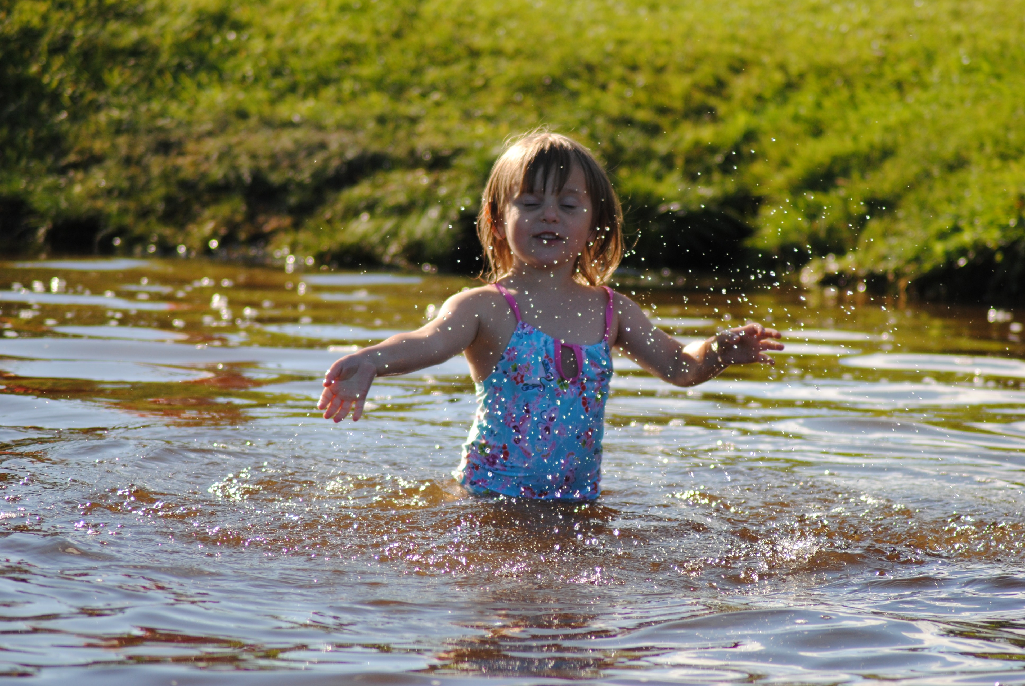 Купаться в реке видео. Девочка купается в море. Дети купаются в реке. Купание в естественных водоемах. Дети плещутся в реке.